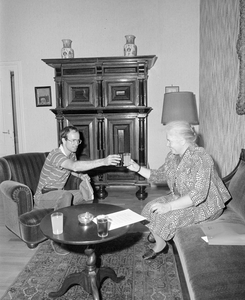 885020 Afbeelding van de ontvangst van een Canadese roeier die aangemeerd is aan de werf langs de Oudegracht bij de ...